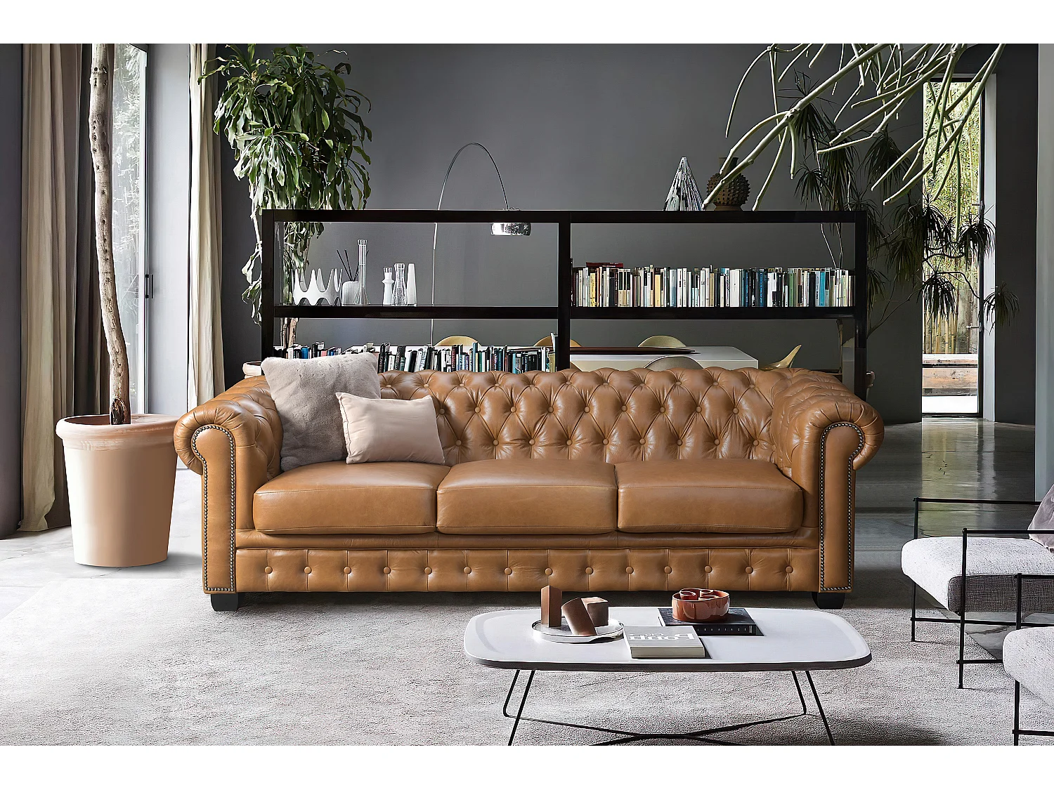 Kanapa 4-osobowa BRENTON w stylu chesterfield ze 100% bawolej skóry – kolor karmelowy vintage 132505 - obrazek 1