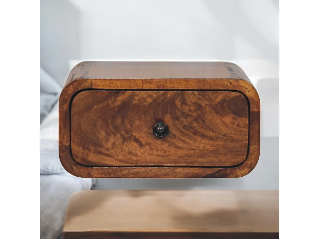 Artisan Furniture Mini szafka nocna Avora montowana na ścianie z 1 szufladą z litego drewna kasztanowego 4075333