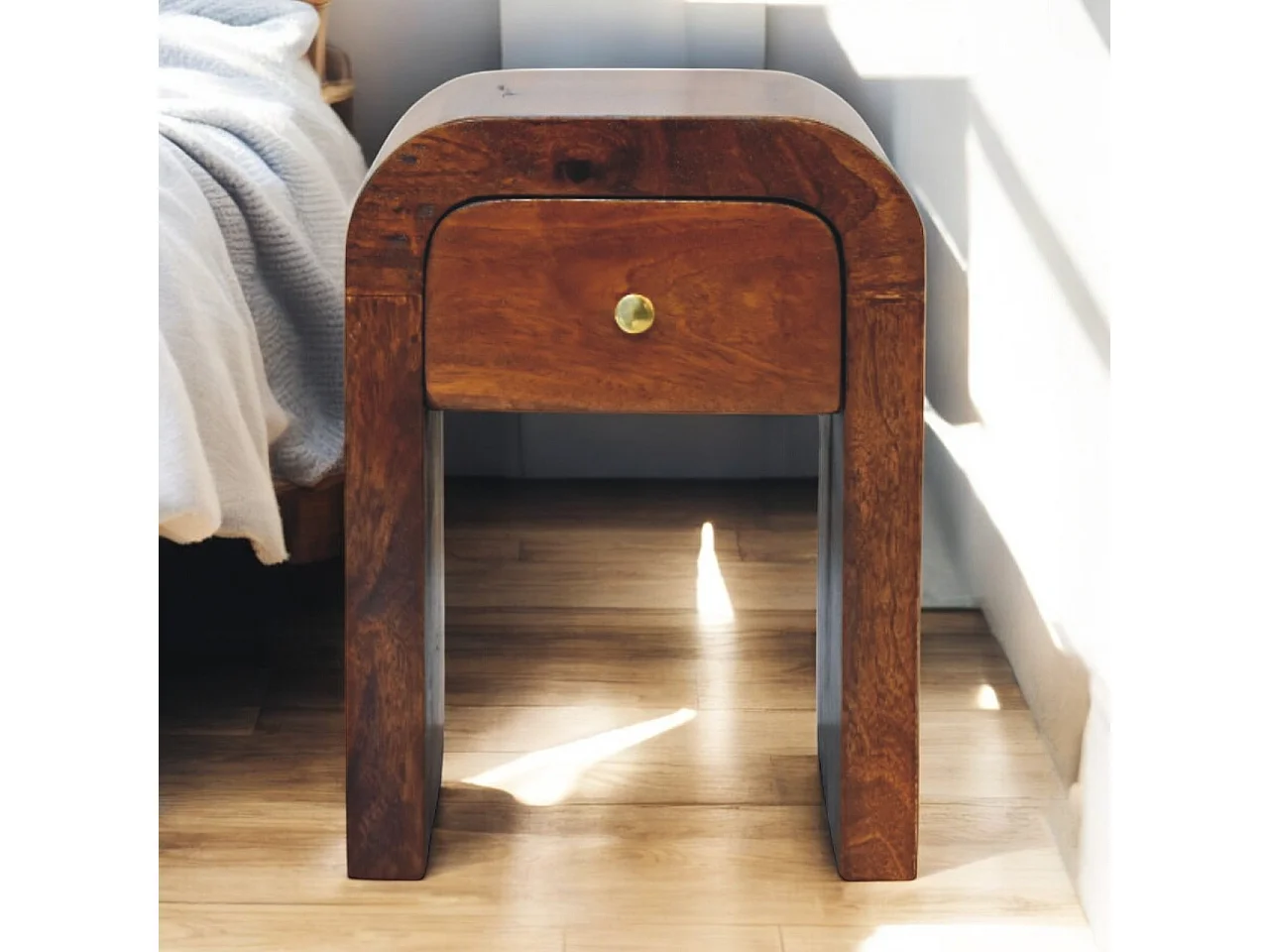 Artisan Furniture Mini szafka nocna Darcy z litego drewna kasztanowego z zaokrąglonymi krawędziami 4075339