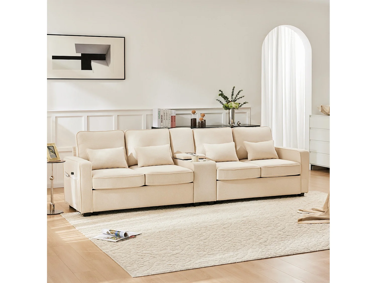 Beżowa, lniana sofa 4-osobowa z portami USB, stolikiem konsolowym i uchwytami na kubki – z poduszkami i podłokietnikami, do salonu lub biura 4316527 - obrazek 1