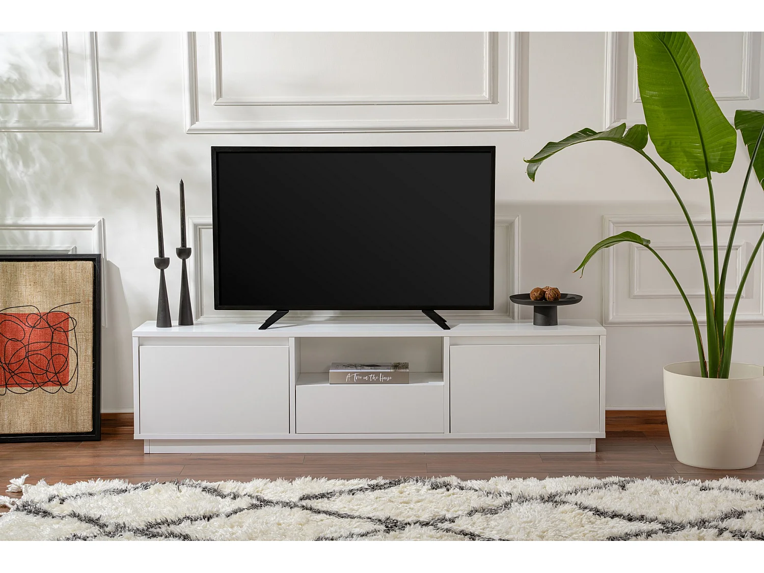 Biały drewniany mebel RTV „Vanguard” 160 cm z 3 drzwiami i 1 półką – Nowoczesny design i optymalne przechowywanie 4822874