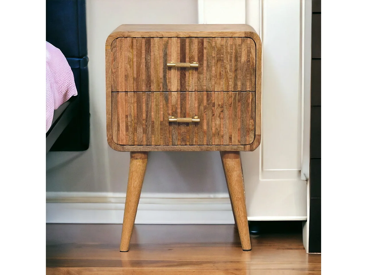 Artisan Furniture Żłobiona szafka nocna z listwą w kształcie litery T z litego drewna 4075337 - obrazek 1