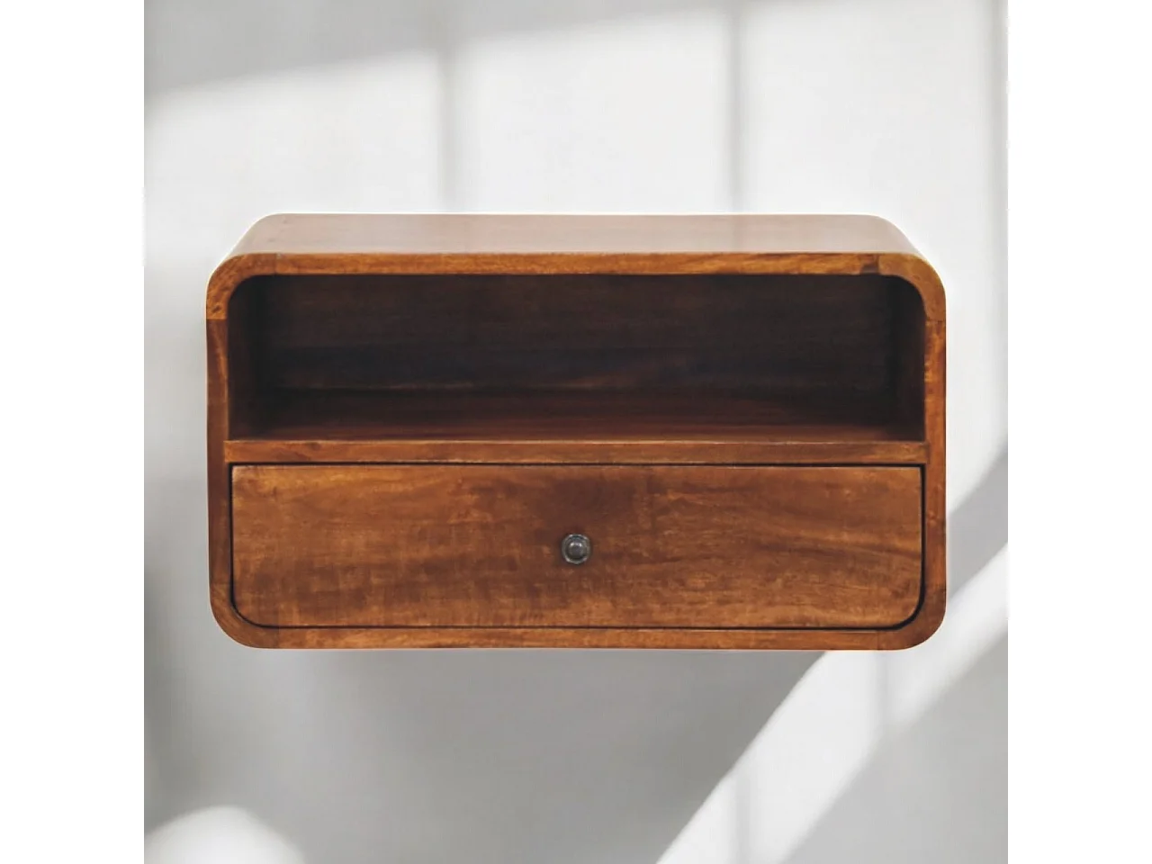 Artisan Furniture Szafka nocna ścienna Unvorun z litego drewna mango, wykończenie kasztanowe, 1 szuflada, 1 otwarta wnęka, brązowa 4888053