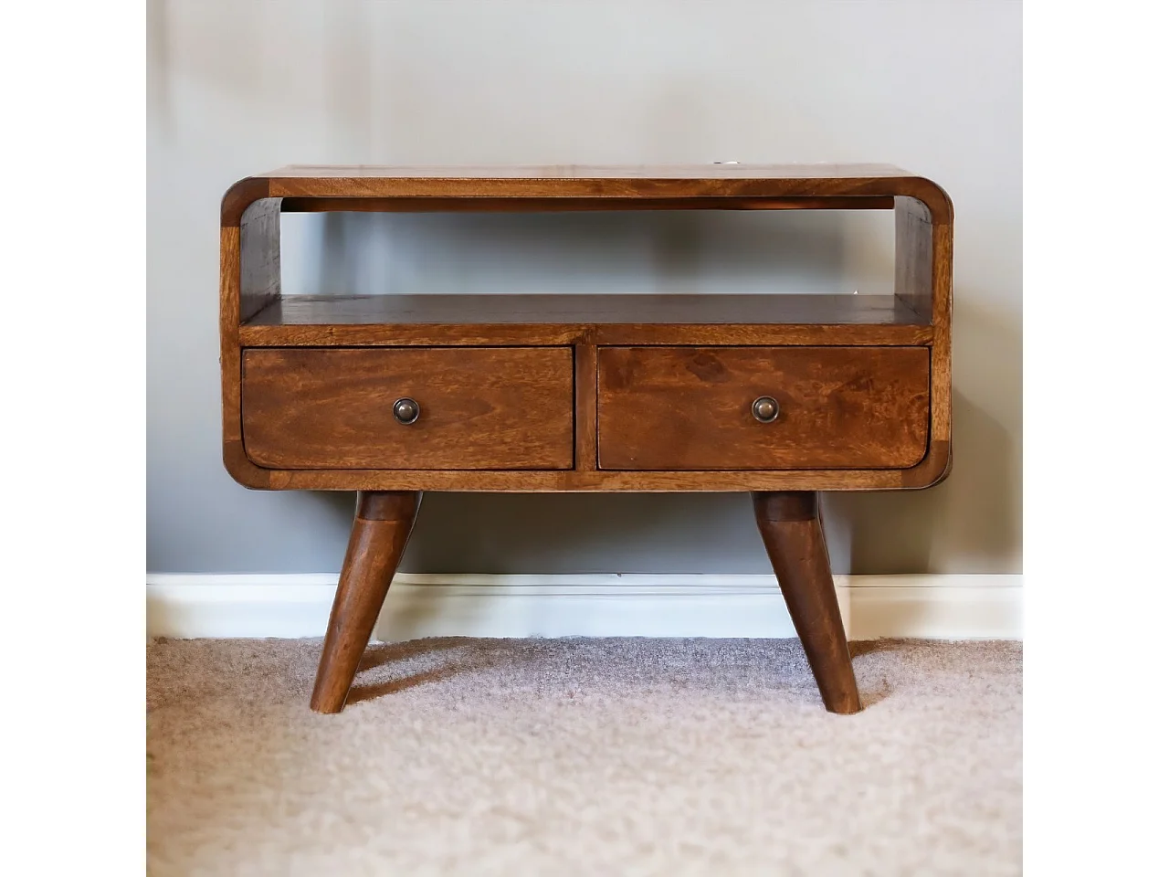 Szafka pod telewizor Mini z zakrzywionymi krawędziami z drewna kasztanowego Artisan Furniture, 2 szuflady, 1 otwarta półka, brązowa 3480091