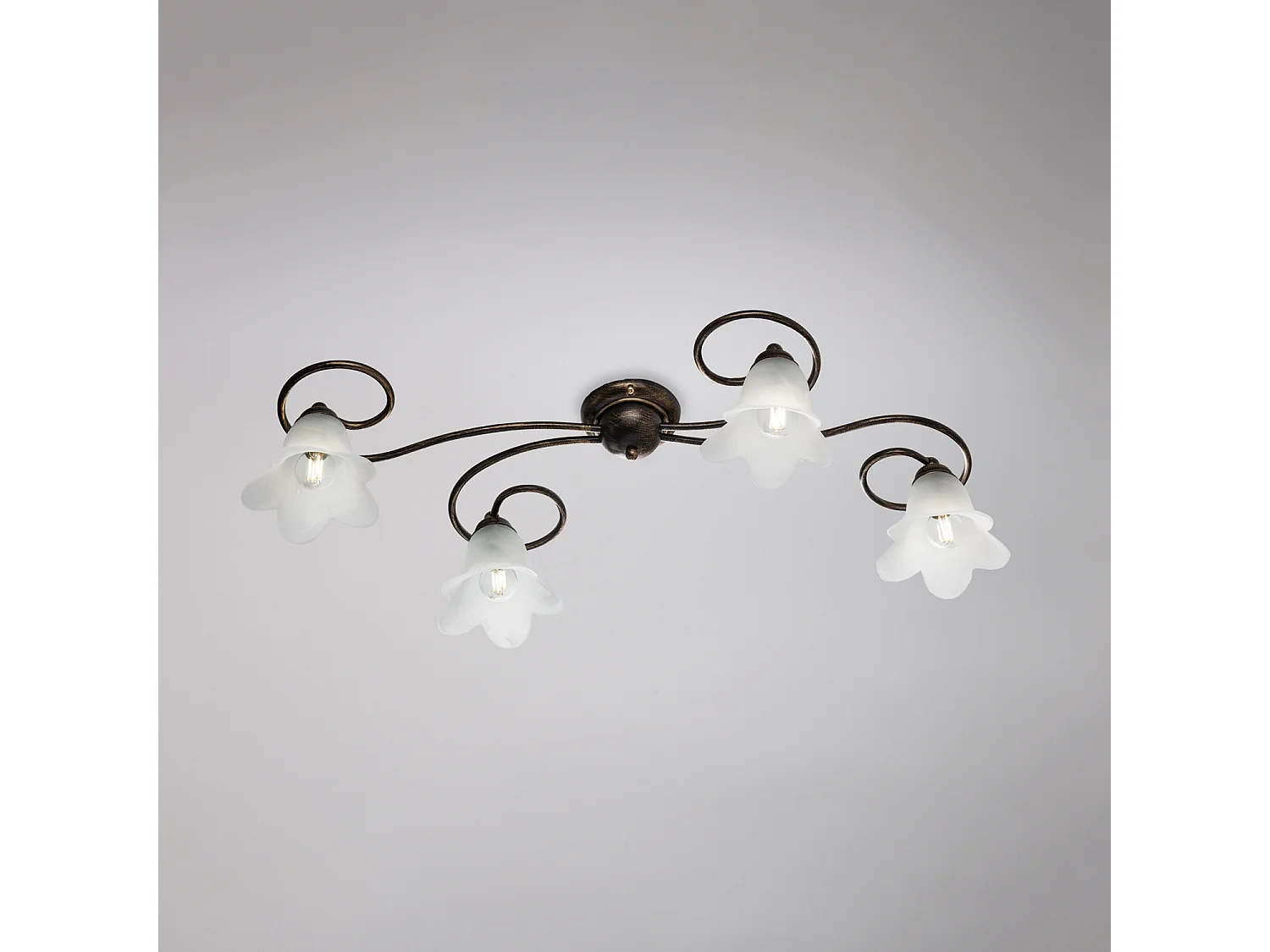 Lampa sufitowa Alice z lakierowanego na brązowo żelaza z dekoracją w kolorze starego złota i szklanymi kloszami śr. 14 białych alabastrowych 4 lampy dł. 87 x 40 4074327 - obrazek 1
