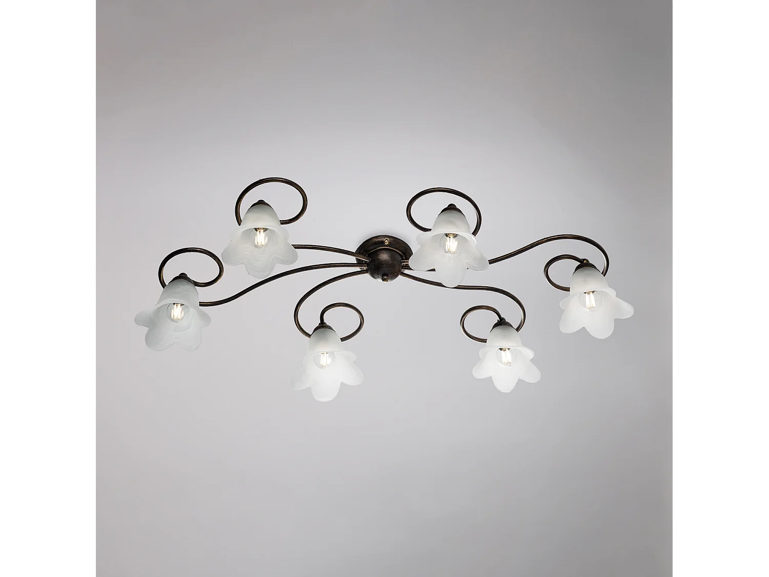 Lampa sufitowa Alice z lakierowanego na brązowo żelaza z dekoracją w kolorze starego złota i szklanymi kloszami śr. 14 białych alabastrowych 6 świateł dł. 99 x 50 4074318 - obrazek 1